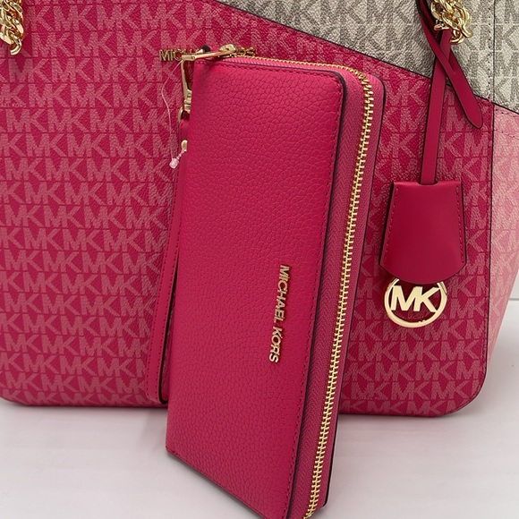 MICHAEL KORS
Leather Continental Wristlet Phone Case Wallet
Electric Pink
NWT - Picture 3 of 16
